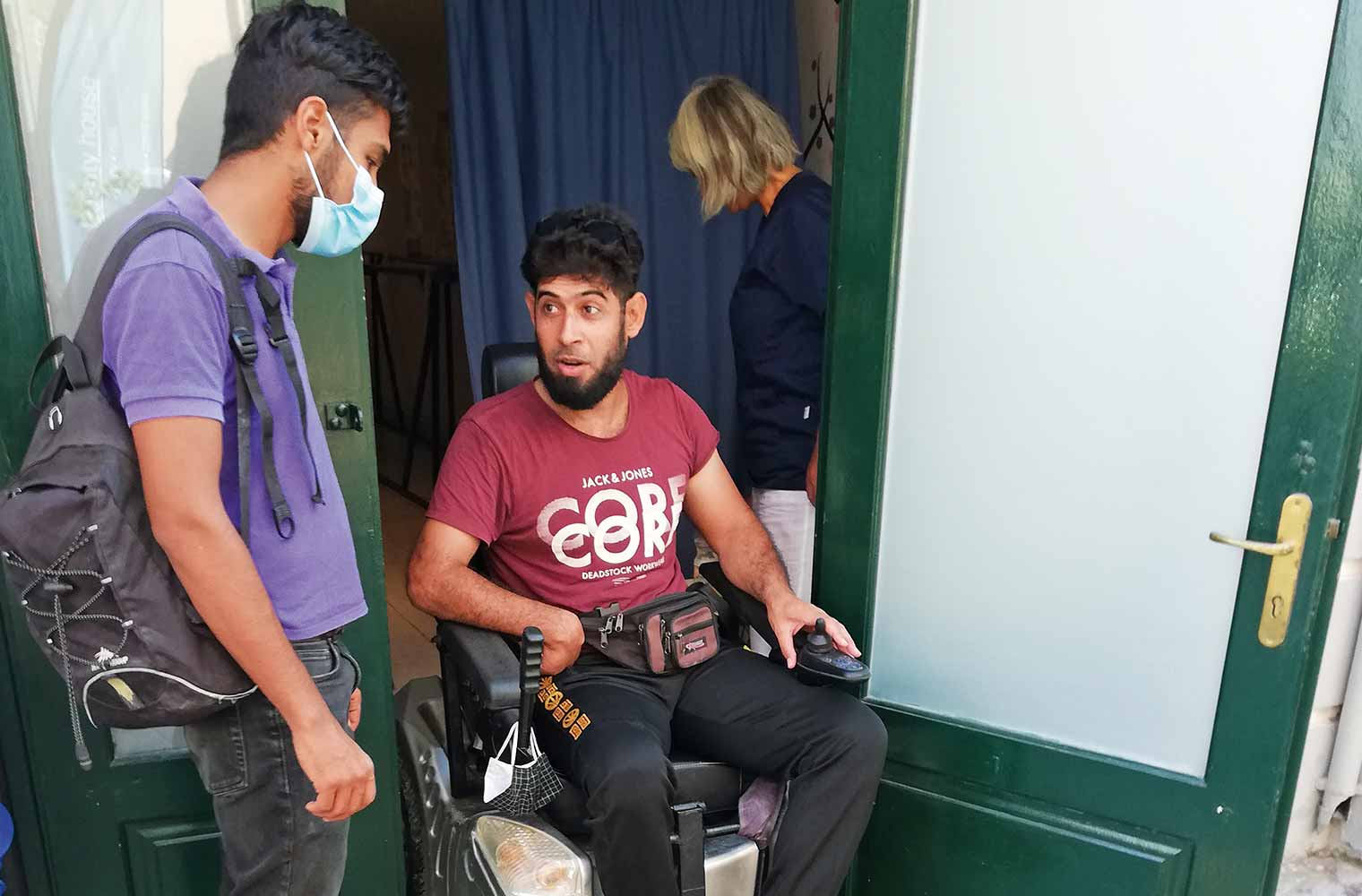 Der kriegsverletzte Khaled Alafat aus Syrien verlässt in seinem Elektro- Rollstuhl gerade die Therapiestelle.