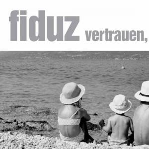 Eine Zeitschrift in schwarz-weiß ist hier abgebildet. Fiduz vertrauen, zutrauen n°45. Am Coverbild sind drei sitzende Kinder mit Hut zu sehen, die alle drei auf das Meer hinausschauen. Sie sitzen mit Badekleidung am Strand. 