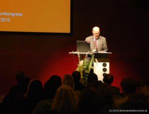 06  Vorsitzender DI Dr. Werner Gobiet %FCberbringt das Gru%DFwort des Vereines Initiaitiv, des Herausgebers der Fachzeitschrift BEHINDERTE MENSCHEN