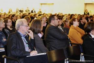 12 Gespanntes Interesse im Publikum