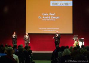 13 Geb%E4rdendolmetscherin Mag. Eva Maria Kabas, Moderator Dr. Peter Rudlof und Referent Dr.Andr%E9 Zimpel