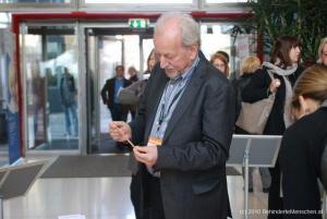 14 Chefredakteur Dr. Josef Fragner pr%FCft den Eindruck der Webadresse www.behindertemenschen.at