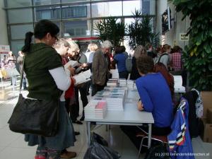 18  Der B%FCcherstand bringt auch die neuesten Publikationen der Referenten