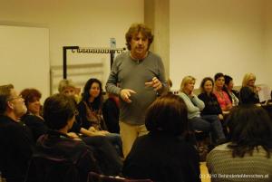 25 Dr. Ernst Kret von der p%E4dagogischen Hochschule in Graz  zeigt  im Workshop, wie man den Unterricht durch Aufmerksamkeitstraining verbessern kann
