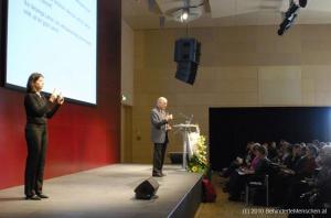 32 Geb%E4rdendolmetscherin Mag. Andrea Stoisser %FCbersetzt Dr. Gerhard Roth