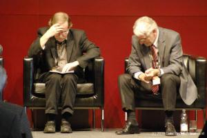 38 P%E4dagoge Dr. Georg Feuser und Gehirnforscher Dr. Gerhard Roth bringen einander bei der Podiumsdiskussion ins Fachgr%FCbeln