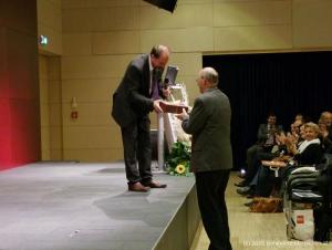 42 Vorsitzender Dr. Werner Gobiet bedankt sich mit einem s%FC%DFen Gru%DF aus Graz bei jedem Referenten (hier bei Dr. Andr%E9 Zimpel)