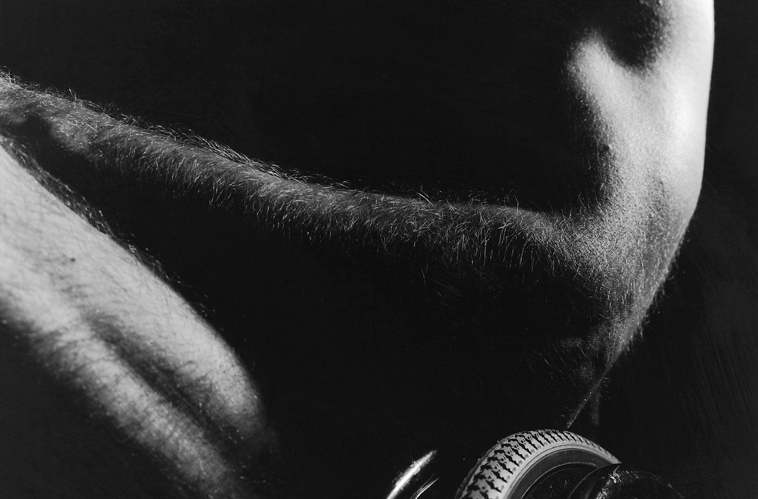 Aktfoto eines Mannes im Rollstuhl aus der Schwarz-Weiß-Serie "Ganz unvollkommen" von Rasso Bruckert - Rasso Bruckert