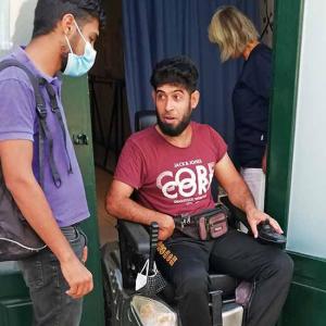 Der kriegsverletzte Khaled Alafat aus Syrien verlässt in seinem Elektro- Rollstuhl gerade die Therapiestelle.