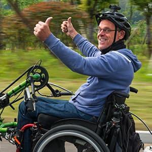 Die Daumen nach oben: Andreas Pröve mit einem motorbetriebenen Rollstuhl unterwegs in China. Foto Pröve
