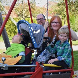 Ein Bild aus der Vergangenheit: Christine Wolfram und ihr Mann Dieter sitzen mit ihrem schwerstkranken Sohn Arne und seinem jüngeren Bruder Jonte a...