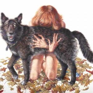 Ein großer, schwarzgrauer, auf einem Auge blinder Hund wird von einem knieenden Mädchen am Bauch mit beiden Händen umarmt.
