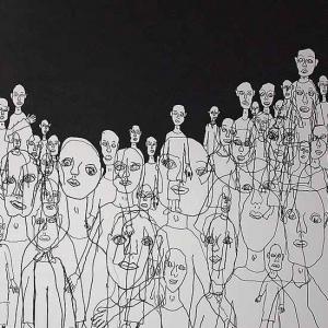 Grau gezeichnete Menschen in unterschiedlichen Größen stehen vor schwarzem Hintergrund neben- und hintereinander und schauen her.  