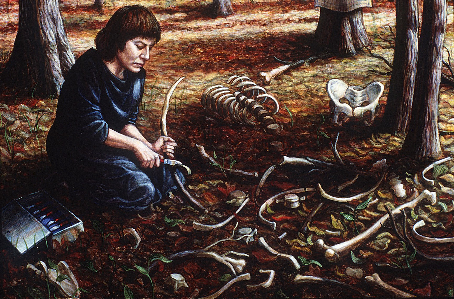 Im Selbstbildnis sitzt Riva Lehrer am Waldboden und schnitzt inmitten von Skelettteilen an einem Ast herum.