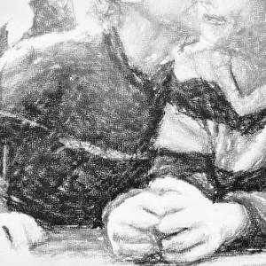 Eine Zeichnung in Schwarz-Weiß zeigt einen Erwachsenen und ein Kind, die eng nebeneinander an einem Tisch sitzen. Die Gesichter sind halb verdeckt.