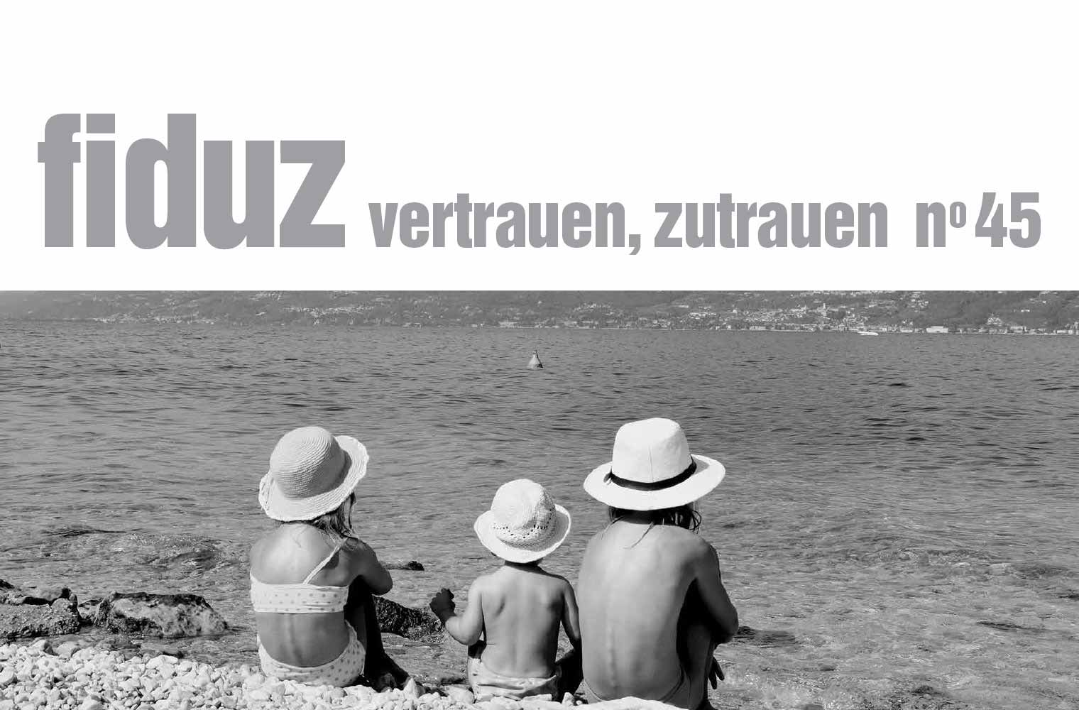 Eine Zeitschrift in schwarz-weiß ist hier abgebildet. Fiduz vertrauen, zutrauen n°45. Am Coverbild sind drei sitzende Kinder mit Hut zu sehen, die alle drei auf das Meer hinausschauen. Sie sitzen mit Badekleidung am Strand. 