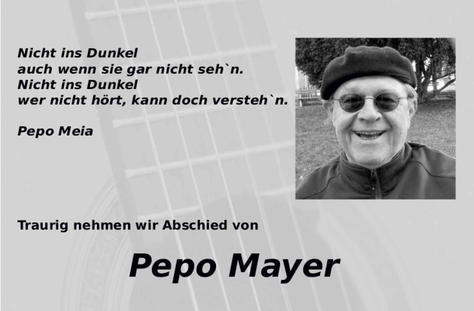  Ein älterer Mann mit Kappe, Brille und Weste lächelt auf dem schwarzweiß Foto. Text im Bild: Nicht ins Dunkel auch wenn sie gar nicht seh´n. Nicht ins Dunkel wer nicht hört, kann doch versteh´n. Pepo Meia. Traurig nehmen wir Abschied von Pepo Mayer 