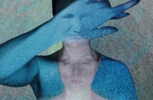 Digitale Kunst mit einem überlagernden Bildeffekt zeigt das Gesicht einer Person, die die Augen geschlossen hat, eingehüllt in abstrakte blaue Formen, die scheinbar wie Hände um den Kopf angeordnet sind. Der Effekt vermittelt eine Stimmung der Reflexion oder Meditation. Die Textur der Formen erinnert an Aquarellmalerei und verleiht dem Bild eine weiche, träumerische Qualität.