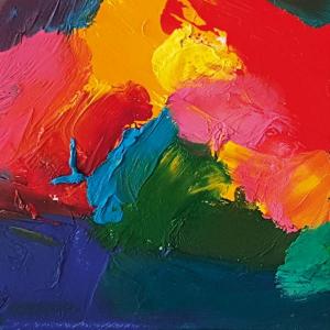 Ein Nahaufnahmebild eines farbenprächtigen, abstrakten Ölgemäldes, das eine lebendige Mischung aus Rot, Gelb, Pink, Grün und Blau zeigt. Die Farben sind dick aufgetragen und verschmelzen kühn an den Rändern, wobei jede Farbe eine starke Präsenz und Textur aufweist.