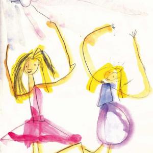 Eine Zeichnung zeigt zwei vereinfachte menschliche Figuren mit erhobenen Armen vor weißem Hintergrund. Die Figuren sind mit dunklen Linien skizziert und mit gelben, rosa, violetten und blauen Farbflächen ergänzt. Beide Figuren haben lange Haare und einfache Gesichter mit Punkten als Augen.