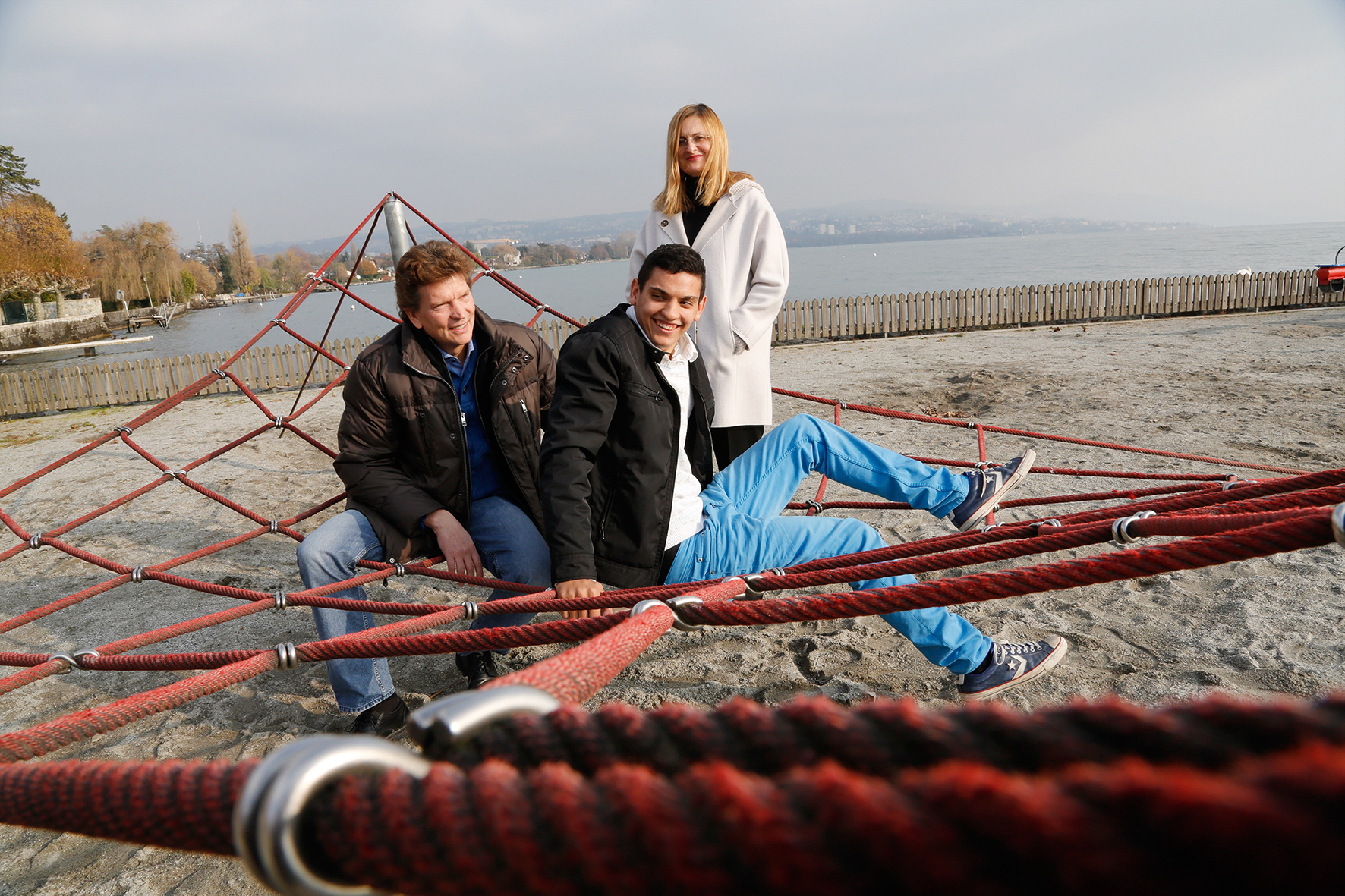 Kai Markram mit seinen Eltern am Strand - Foto: Darrin Vanselow/Mater