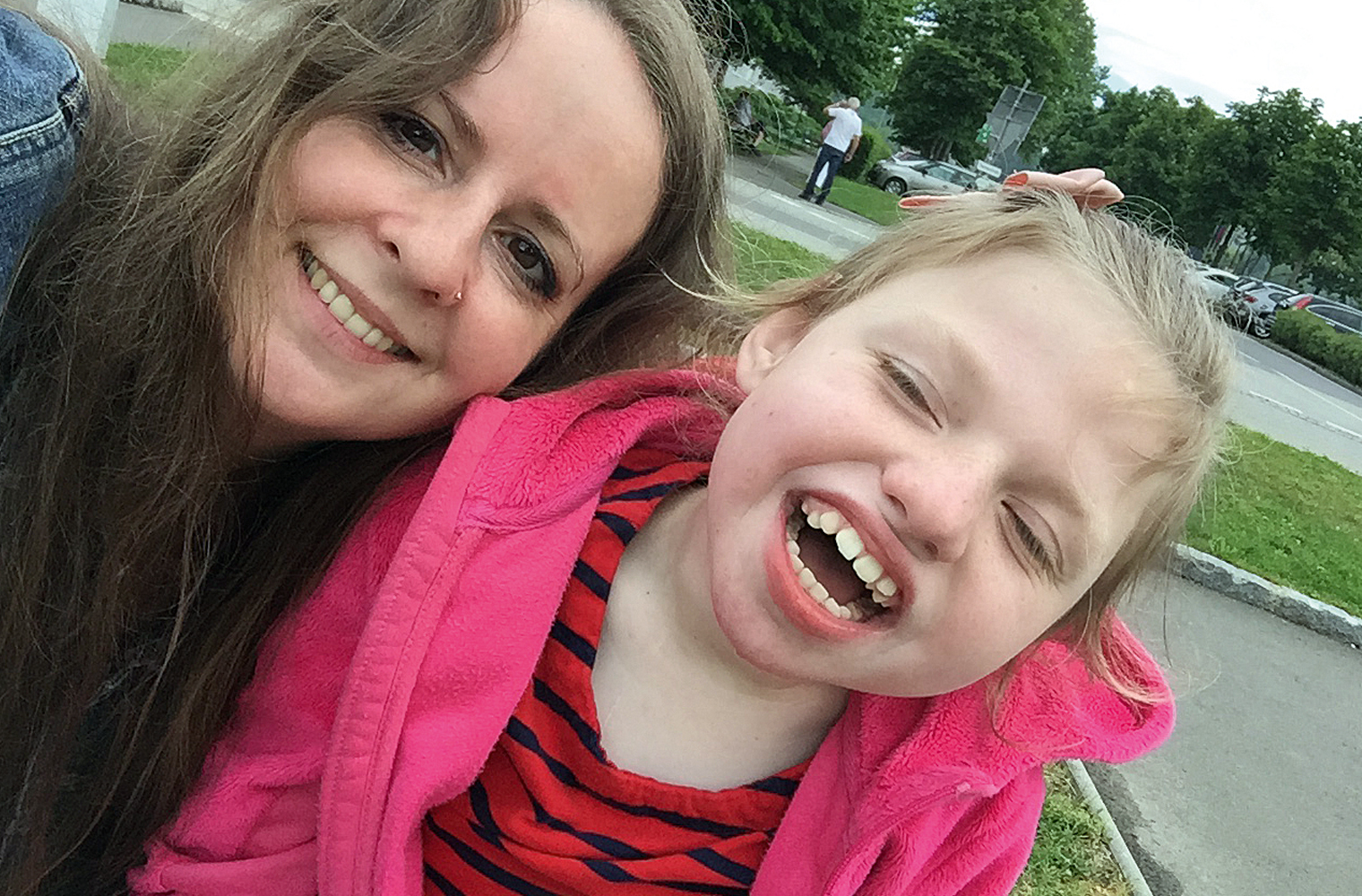 Selfie einer Mutter mit ihrer 13 jährigen behinderten Tochter